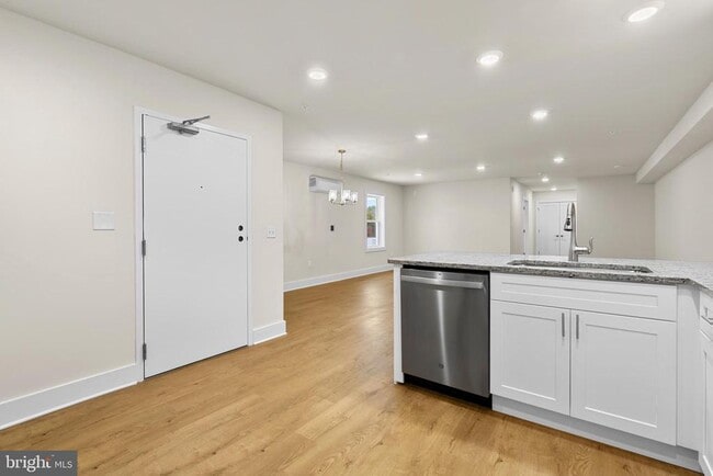 Building Photo - 30 W Broad St