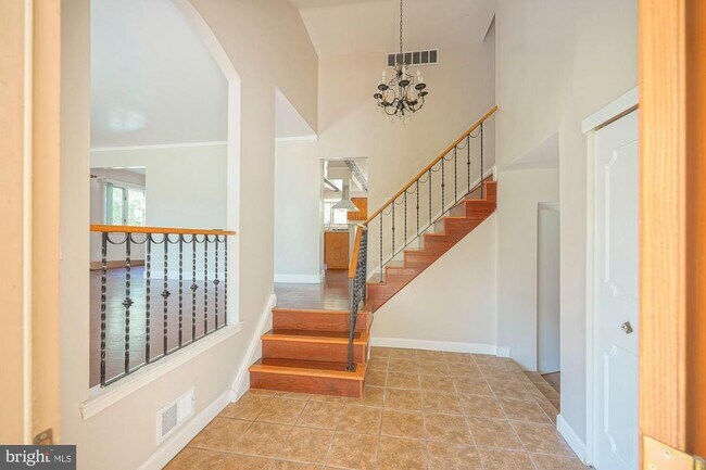 Building Photo - 701 Crestbrook Ave