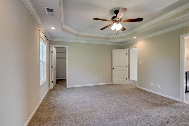 Building Photo - Huge 5 bed 3 ba.  Gorgeous House Near Post...