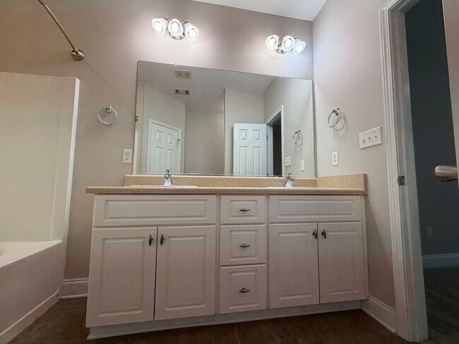 Building Photo - Townhouse in Grovetown