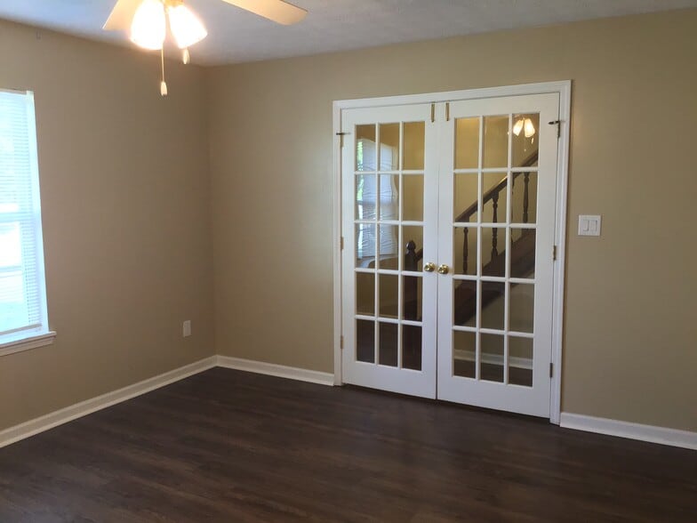 Building Photo - 127 Trails End