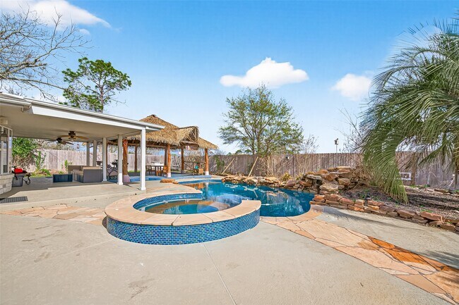 Building Photo - 805 Camelot Ln