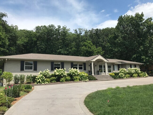 Building Photo - Meticulously Maintained Home in West Meade