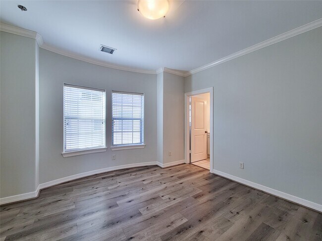 Building Photo - 2416 La Branch St