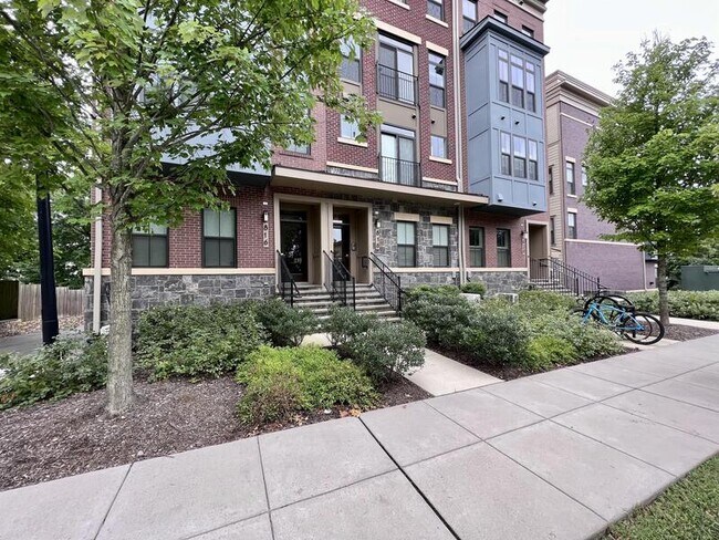 Building Photo - 818 Fern Pl NW