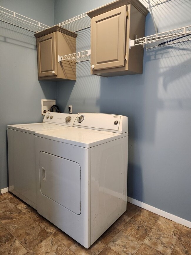 Building Photo - 1625 Main St