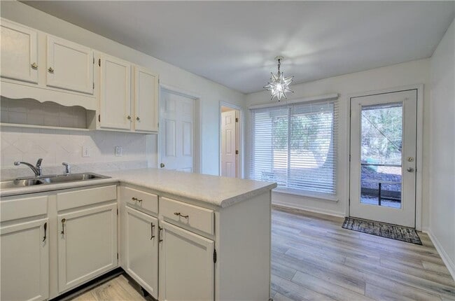 Building Photo - 1252 Minhinette Dr