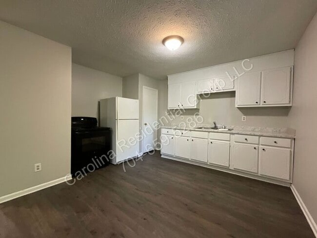 Building Photo - 304 Palm St