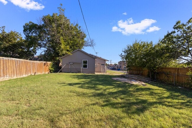 Building Photo - Charming Home in Prime Grand Prairie Locat...