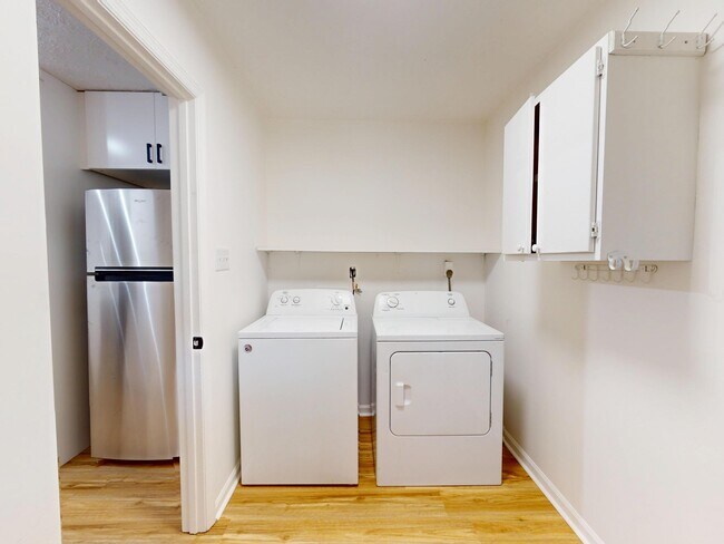 Building Photo - 4072 Melrose Dr