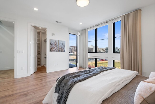 Building Photo - LUX 3BD, 5BA Townhome Near Cherry Creek, C...