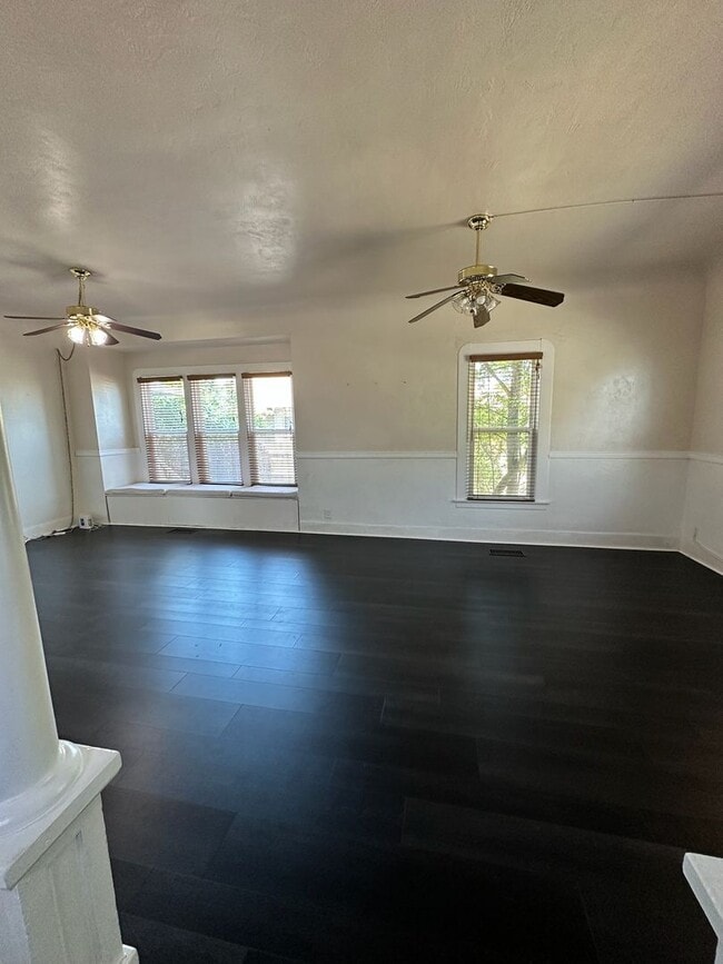 Building Photo - Charming home for rent in Hanford