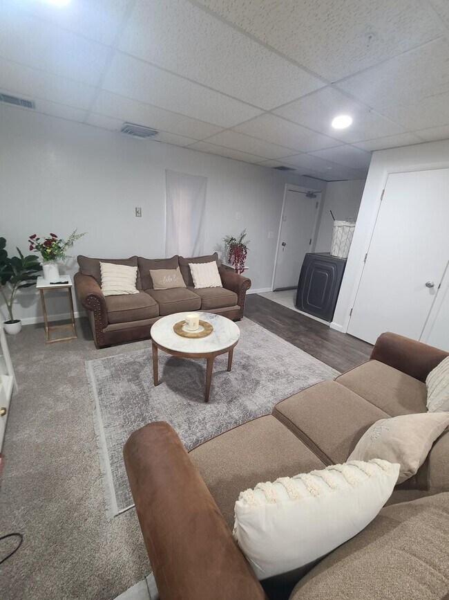 Building Photo - 17th St 6 Plex