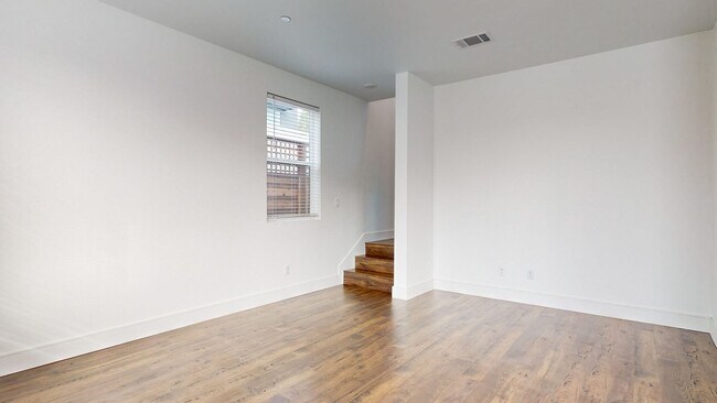 Building Photo - Beautiful and Bright 3 Bedroom 2.5 Bathroom Home with 2 Car Tandem Garage! PG&E Included!