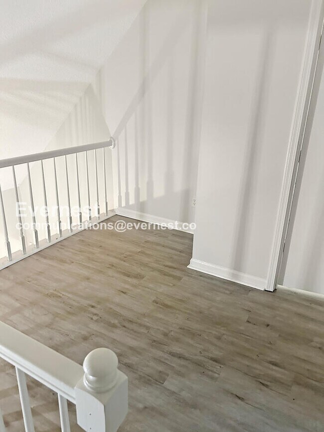 Building Photo - 3 Bed/2.5 Bath Home with Garage / Pet-Friendly / Vouchers Accepted /Available Now!