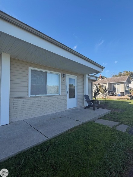 Building Photo - 9237 N River Rd