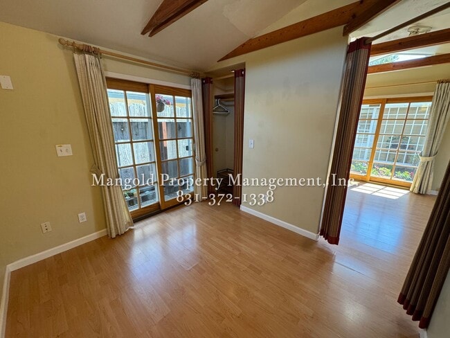 Building Photo - Newly Updated Studio Duplex with Vaulted C...