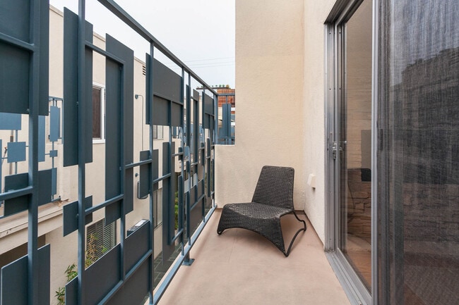 Building Photo - 938 San Vicente Blvd