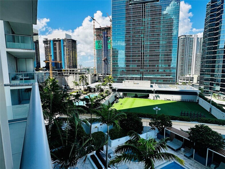 Building Photo - 1300 Brickell Bay Dr