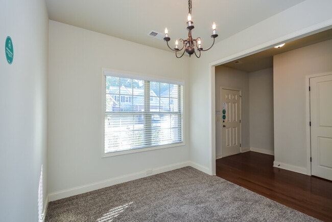 Building Photo - 590 Roland Manor Dr