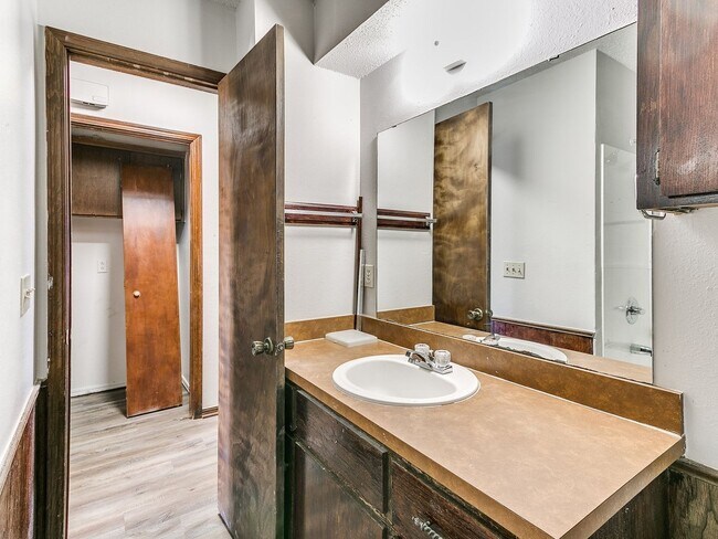 Building Photo - Charming West Norman Duplex