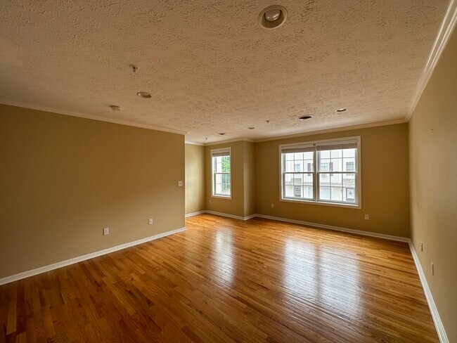 Building Photo - 12 Magnolia Dr