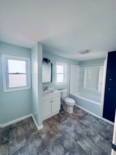 Building Photo - 514 E 9th St