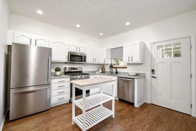 Building Photo - Elegant 3 Bed / 1.5 Bath Renovated Home in...