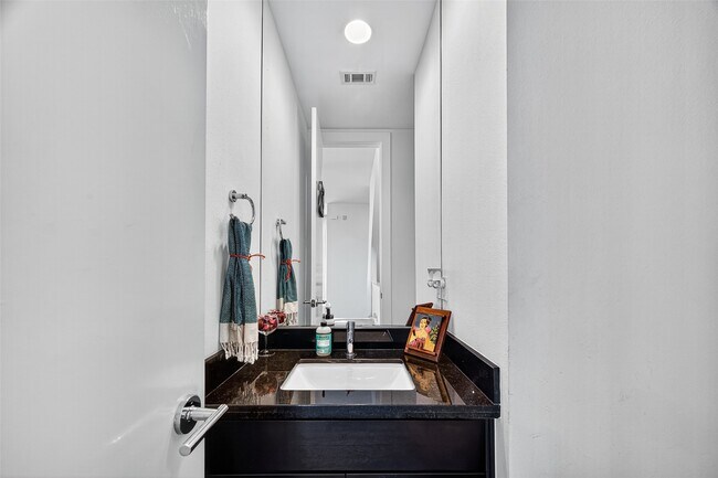 Building Photo - 1232 W 24th St