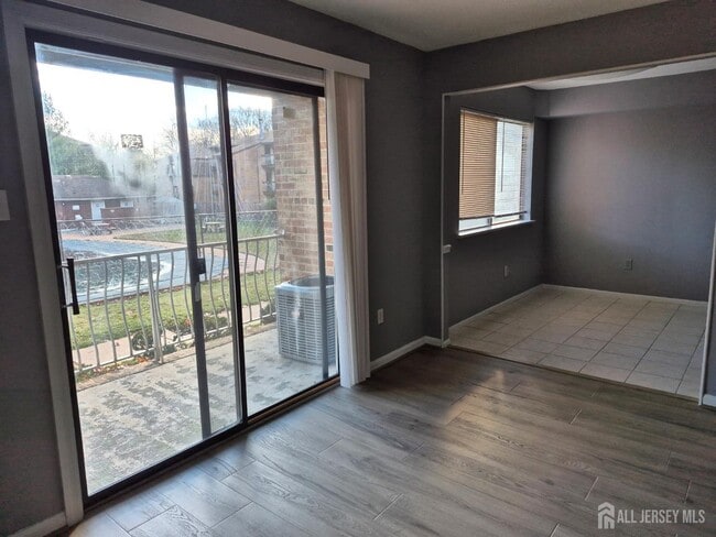 Building Photo - 915 Edison Glen Terrace