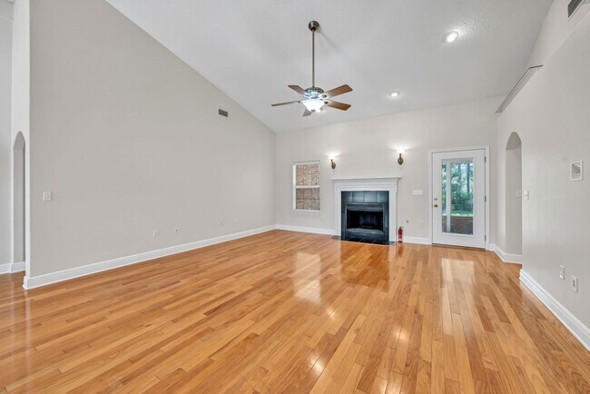 Building Photo - Community Pool & Deeded Access to Santa Ro...