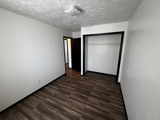 Building Photo - 1040 Jade Dr