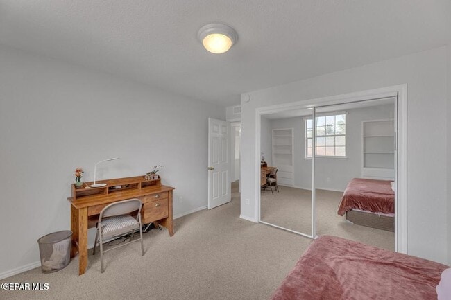 Building Photo - 1121 Regal Ridge Dr