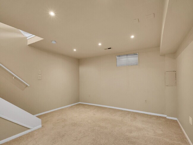 Building Photo - $2,295.00, 2-bed, 3-bath Condo in Westmins...