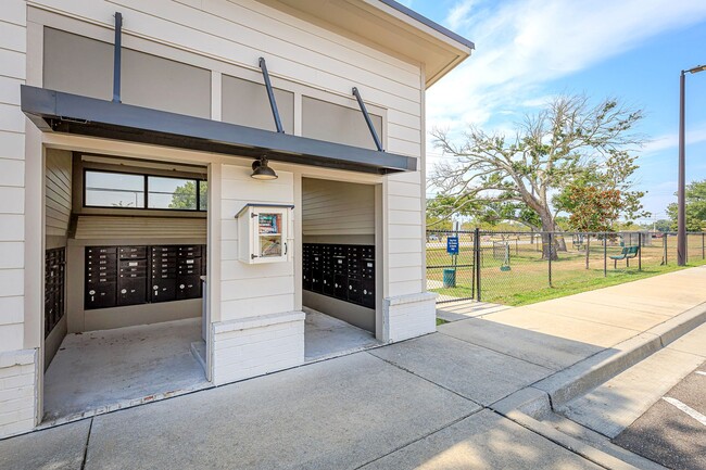 Building Photo - Coastal living right in the middle of Ocea...