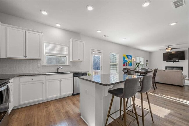 Building Photo - 925 Lakehaven Ln