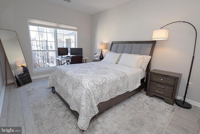 Building Photo - 4854 Eisenhower Ave