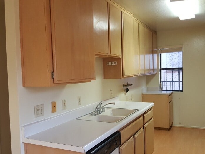 Building Photo - 820 S Orange Grove Ave