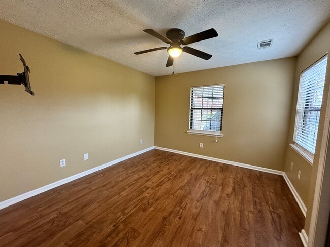 Building Photo - Beautiful Two Bedroom Townhouse!