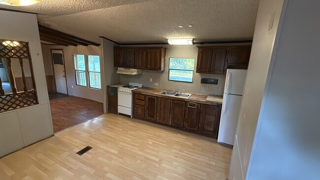 Building Photo - 2034 Meadows Rd