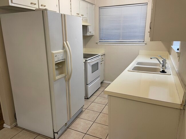 Building Photo - 1604 White Oak Ct