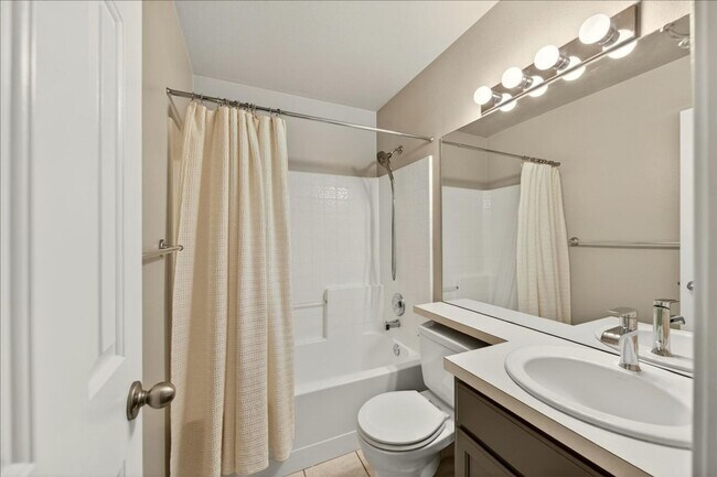 Building Photo - Comfortable Living in a Prime Central Boise Location