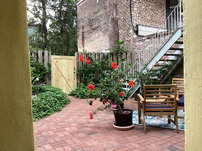 Building Photo - 114 E Jones St