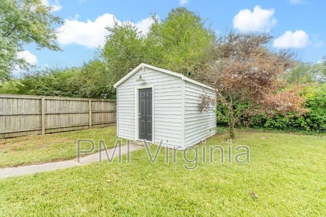 Building Photo - 1021 Mineola Dr