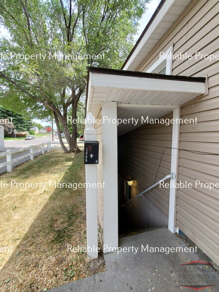 Primary Photo - 1499 Mound Ave