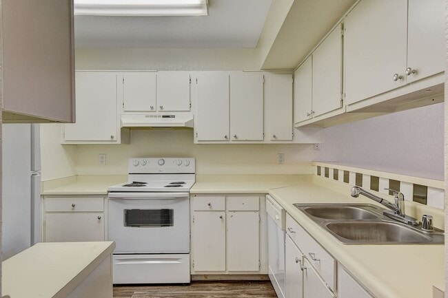 Building Photo - 6750 Del Rey Ave