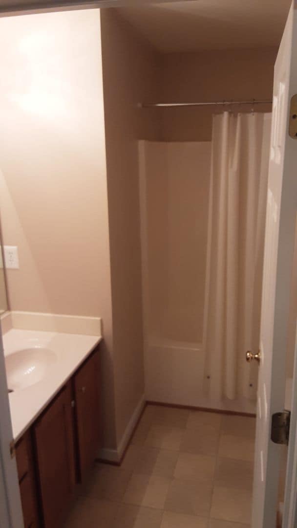 Building Photo - Beautiful three bedroom two-and-a-half bat...