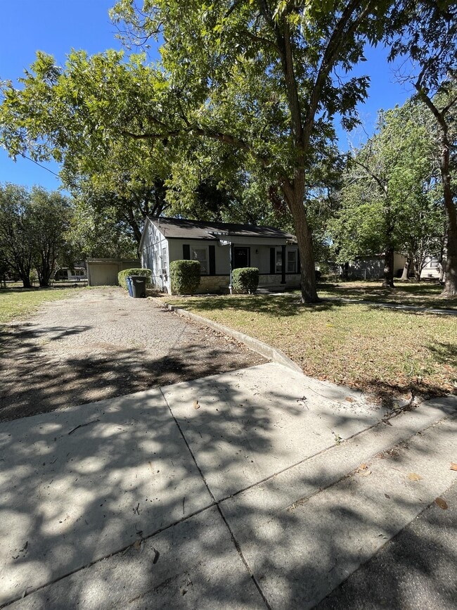 Building Photo - 935 Allen Ave