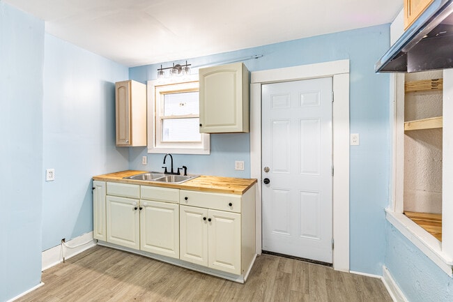 Building Photo - 83 Ridgeway Ave