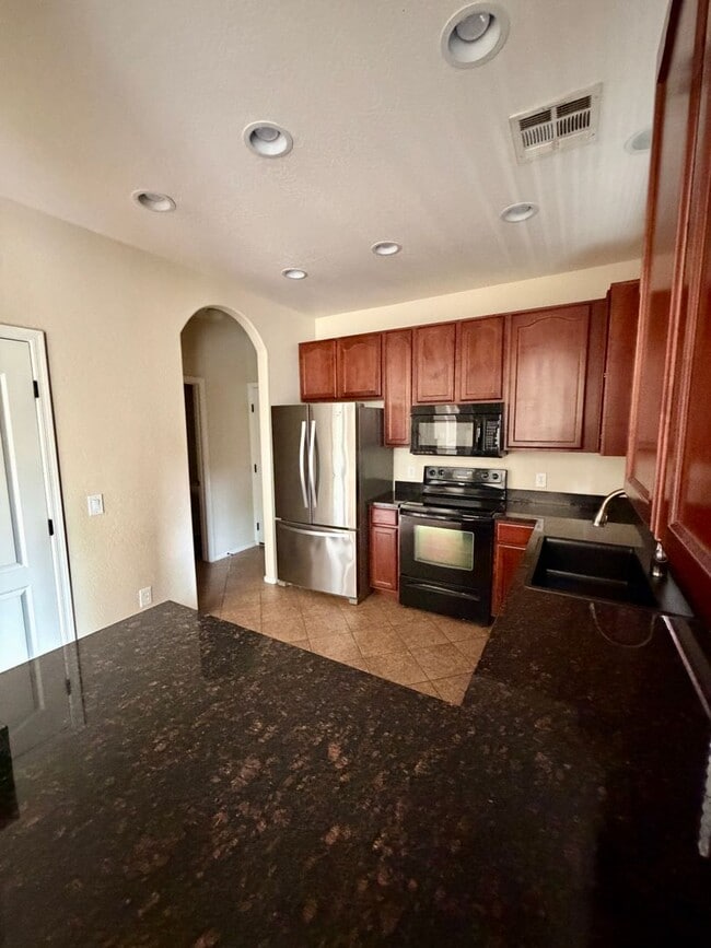 Building Photo - Beautiful 3 bedroom, 2.5 bath home located in the highly sought after community of Power Ranch